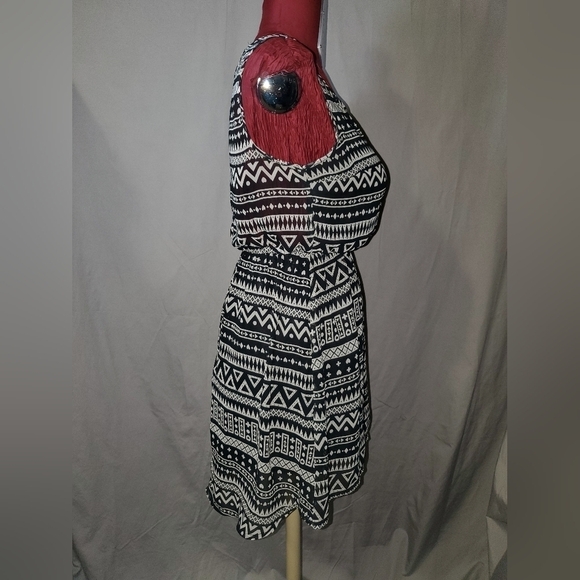 DIVIDED by H&M Black and White dress.  Size 6. - Picture 4 of 7